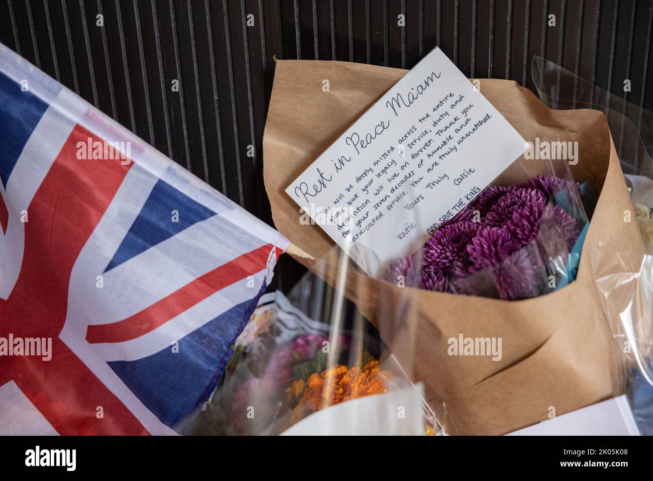 NEW YORK, N.Y. – 9 settembre 2022: I fiori sono visti in un tributo alla Regina Elisabetta II, all'esterno di un edificio che ospita il Consolato Generale britannico. Foto Stock