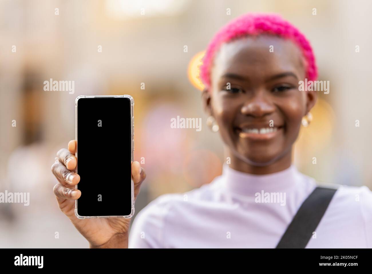 Concentrarsi sullo schermo mobile tenuto da una donna africana Foto Stock
