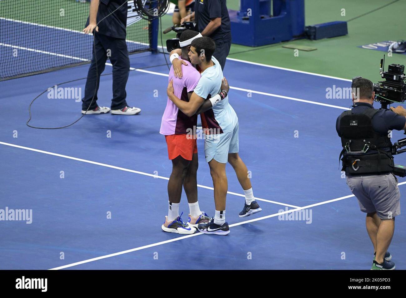 Carlos Alcatraz (r), della Spagna, abbraccia Frances Tiafoe (l), degli  Stati Uniti, dopo aver sconfitto Tiafoe nella semifinale maschile dei  campionati di tennis degli U.S. Open all'USTA Billie Jean King National  Tennis