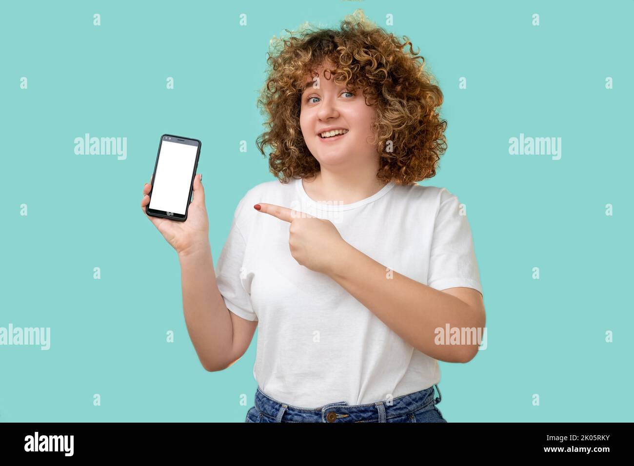 app promozione telefono mostra felice donna in sovrappeso Foto Stock