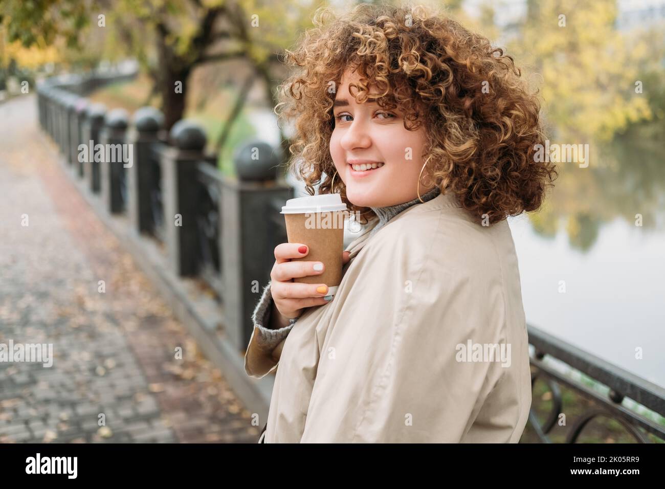 parco ricreativo all'aperto passeggiata donna caffè strada Foto Stock