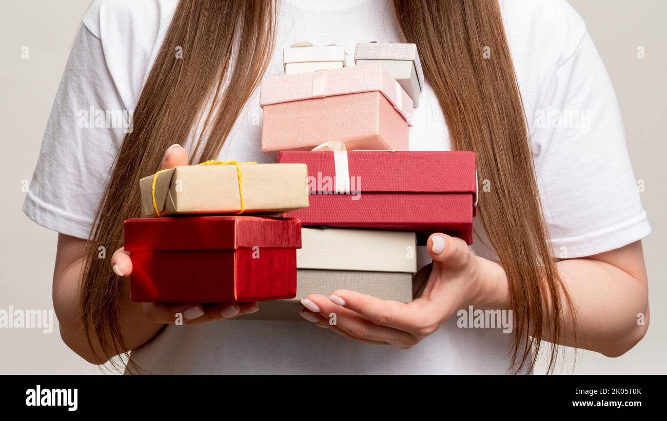 shopping vacanza sovrappeso donna scatole regalo mucchio Foto Stock