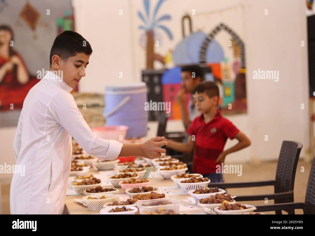 Baghdad, Iraq. 9th Set, 2022. Un ragazzo scatta foto con il suo cellulare durante il sesto festival annuale di date a Dhuluiya, in Iraq, il 9 settembre 2022. Credit: Khalil Dawood/Xinhua/Alamy Live News Foto Stock