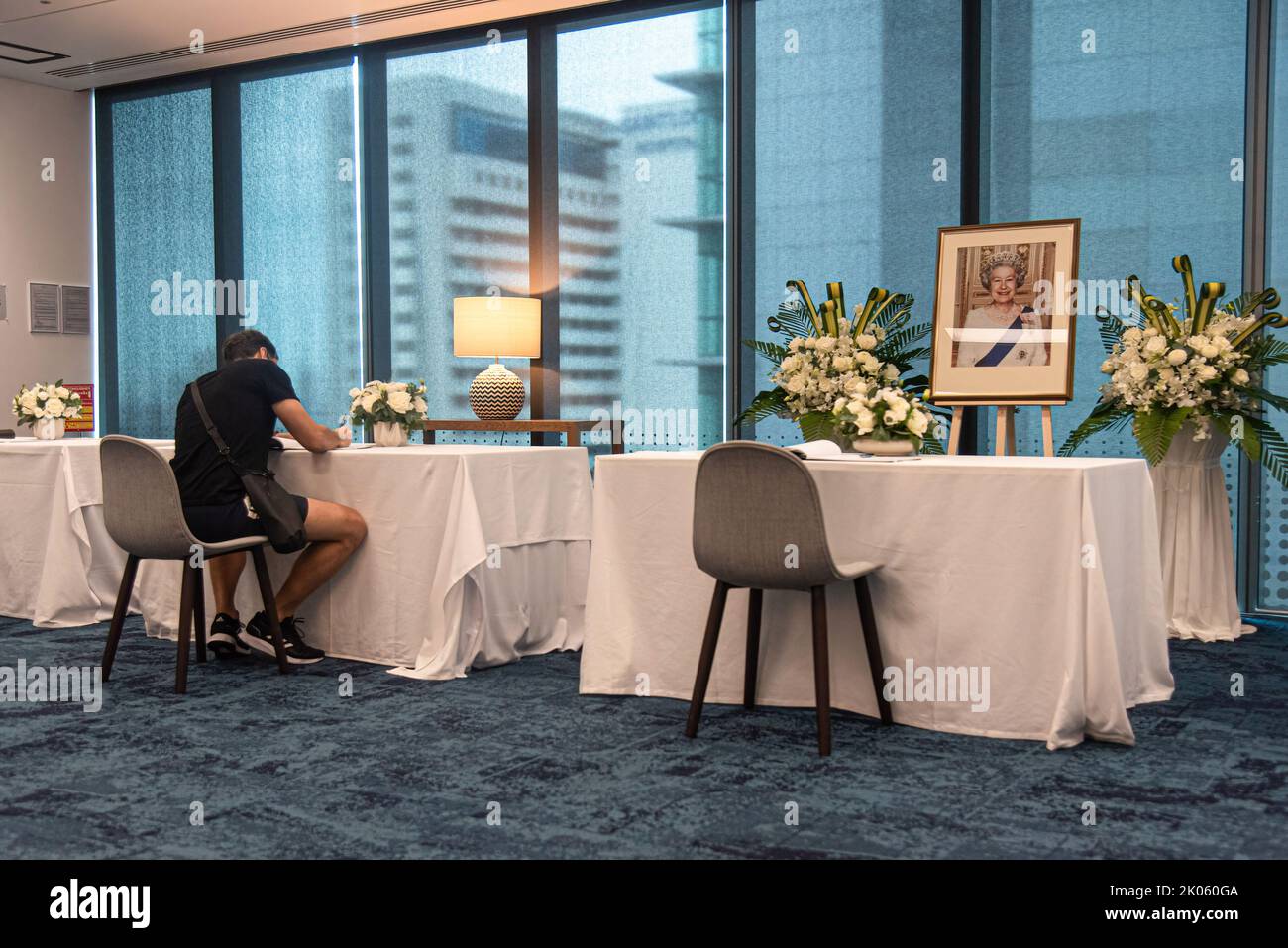 Bangkok, Thailandia. 10th Set, 2022. Un uomo firma libri di condoglianze per la defunto Regina Elisabetta II di Gran Bretagna all'Ambasciata Britannica a Bangkok. La regina Elisabetta II morì al castello di Balmoral in Scozia all'età di 96 anni il 8 settembre 2022. Credit: SOPA Images Limited/Alamy Live News Foto Stock