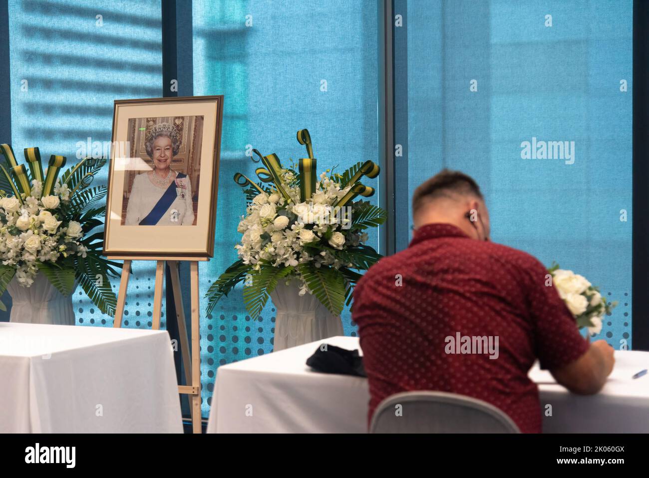 Bangkok, Thailandia. 10th Set, 2022. Un uomo firma libri di condoglianze per la defunto Regina Elisabetta II di Gran Bretagna all'Ambasciata Britannica a Bangkok. La regina Elisabetta II morì al castello di Balmoral in Scozia all'età di 96 anni il 8 settembre 2022. Credit: SOPA Images Limited/Alamy Live News Foto Stock