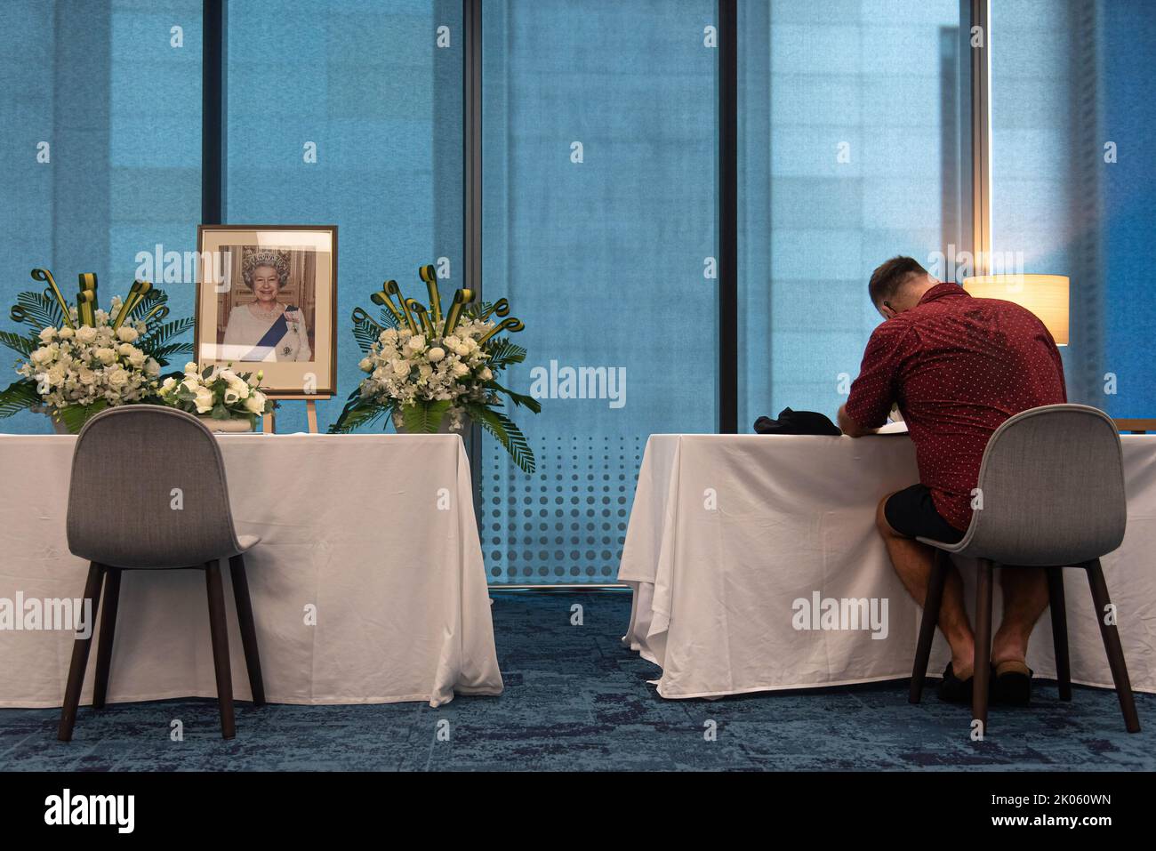 Bangkok, Thailandia. 10th Set, 2022. Un uomo firma libri di condoglianze per la defunto Regina Elisabetta II di Gran Bretagna all'Ambasciata Britannica a Bangkok. La regina Elisabetta II morì al castello di Balmoral in Scozia all'età di 96 anni il 8 settembre 2022. (Foto di Peerapon Boonyakiat/SOPA Images/Sipa USA) Credit: Sipa USA/Alamy Live News Foto Stock