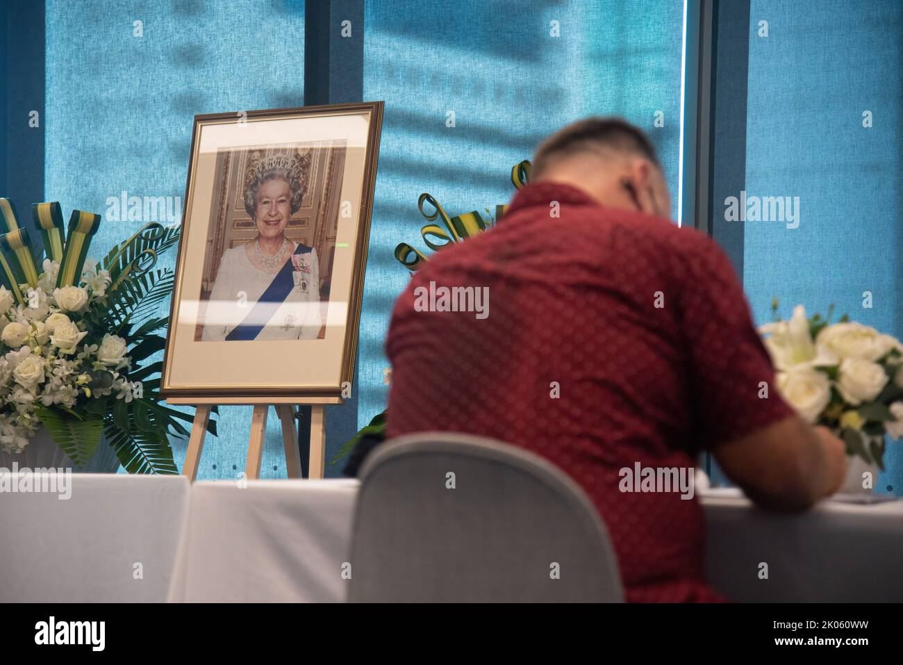 Bangkok, Thailandia. 10th Set, 2022. Un uomo firma libri di condoglianze per la defunto Regina Elisabetta II di Gran Bretagna all'Ambasciata Britannica a Bangkok. La regina Elisabetta II morì al castello di Balmoral in Scozia all'età di 96 anni il 8 settembre 2022. (Foto di Peerapon Boonyakiat/SOPA Images/Sipa USA) Credit: Sipa USA/Alamy Live News Foto Stock