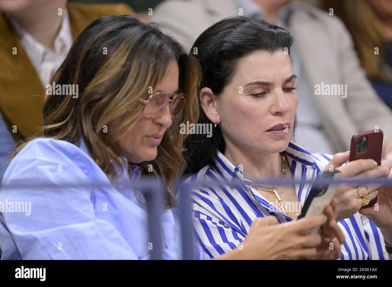 New York, Stati Uniti. 09th Set, 2022. (L-R) attori Mariska Hargitay e Julianna Margulies partecipano alla partita serale semifinale maschile dei campionati di tennis degli Stati Uniti tra Carlos Alcatraz di Spagna e Frances Tiafoe degli Stati Uniti, all'USTA Billie Jean King National Tennis Center di Flushing Meadows Corona Park New York, 9 settembre 2022. (Foto di Anthony Behar/Sipa USA) Credit: Sipa USA/Alamy Live News Foto Stock