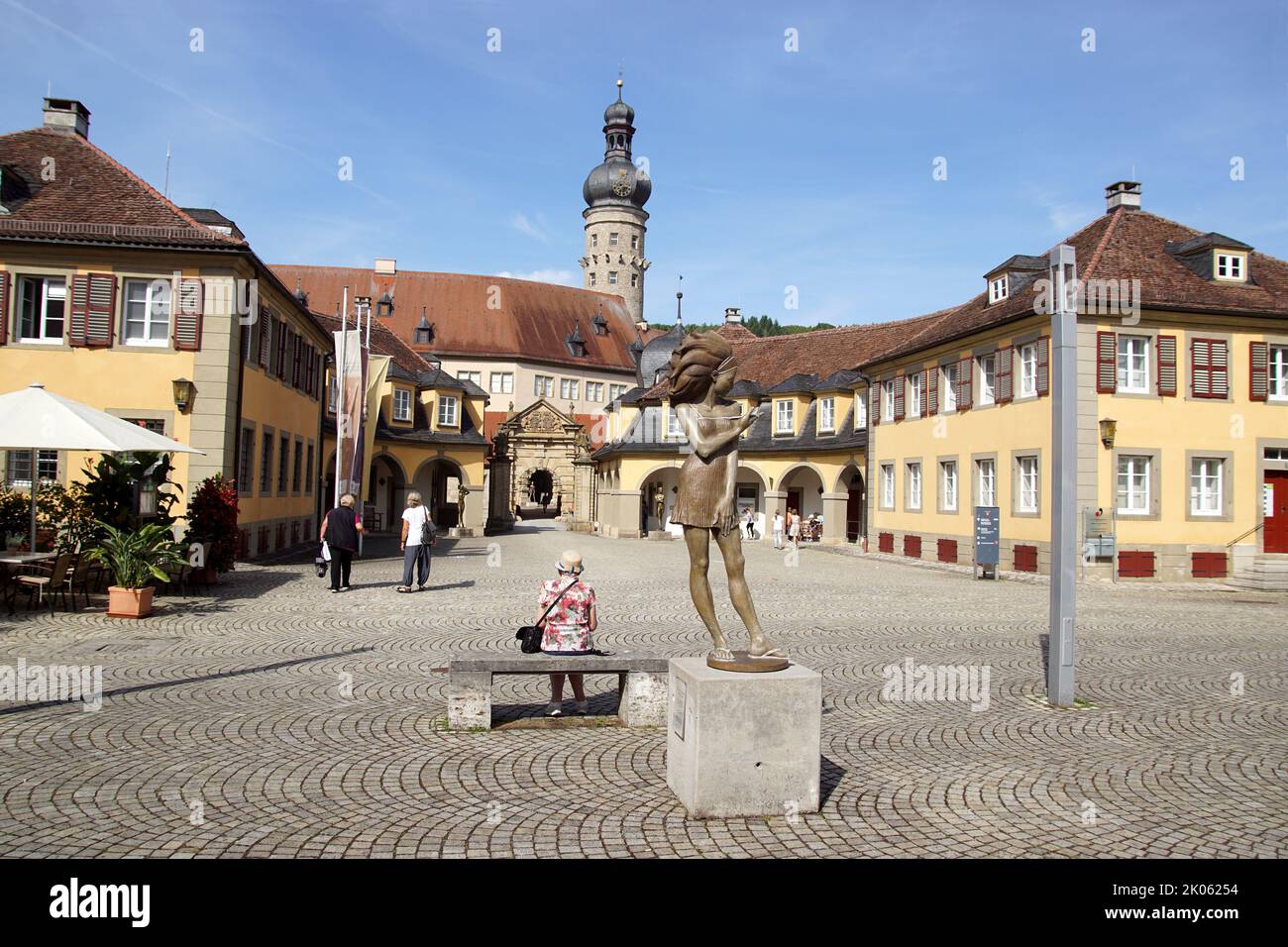 Scultura in bronzo Nora di Malgorzata Chodakowska. Sulla piazza di fronte all'ingresso del castello tedesco Weikersheim. Estate. Agosto, Germania. Foto Stock