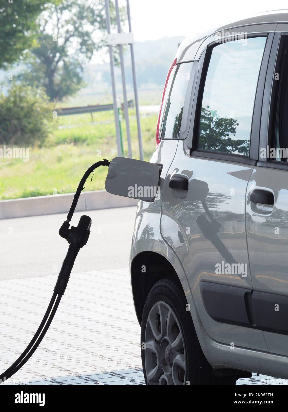 Stazioni di rifornimento di gas GPL e automobili Foto Stock