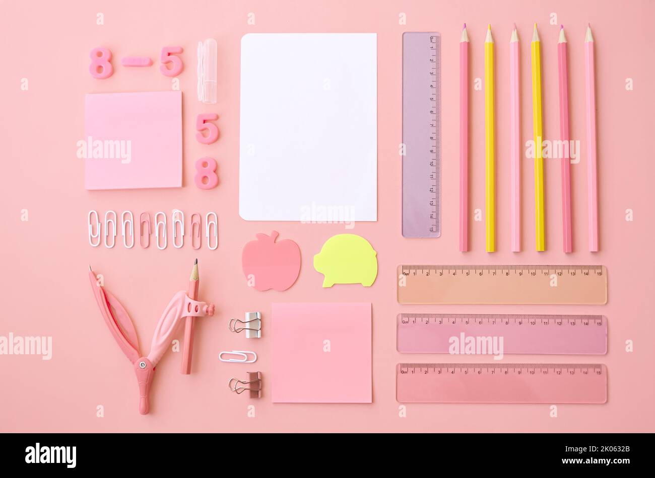La scuola fornisce il concetto di vendita di shopping, sfondo rosa, giacitura piatta geometrica. Foto Stock