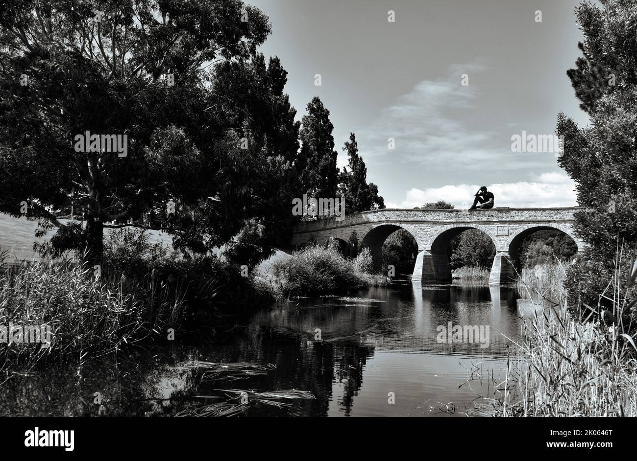 PERSONA CHE CORRE SU SCALE DEL PONTE Foto Stock