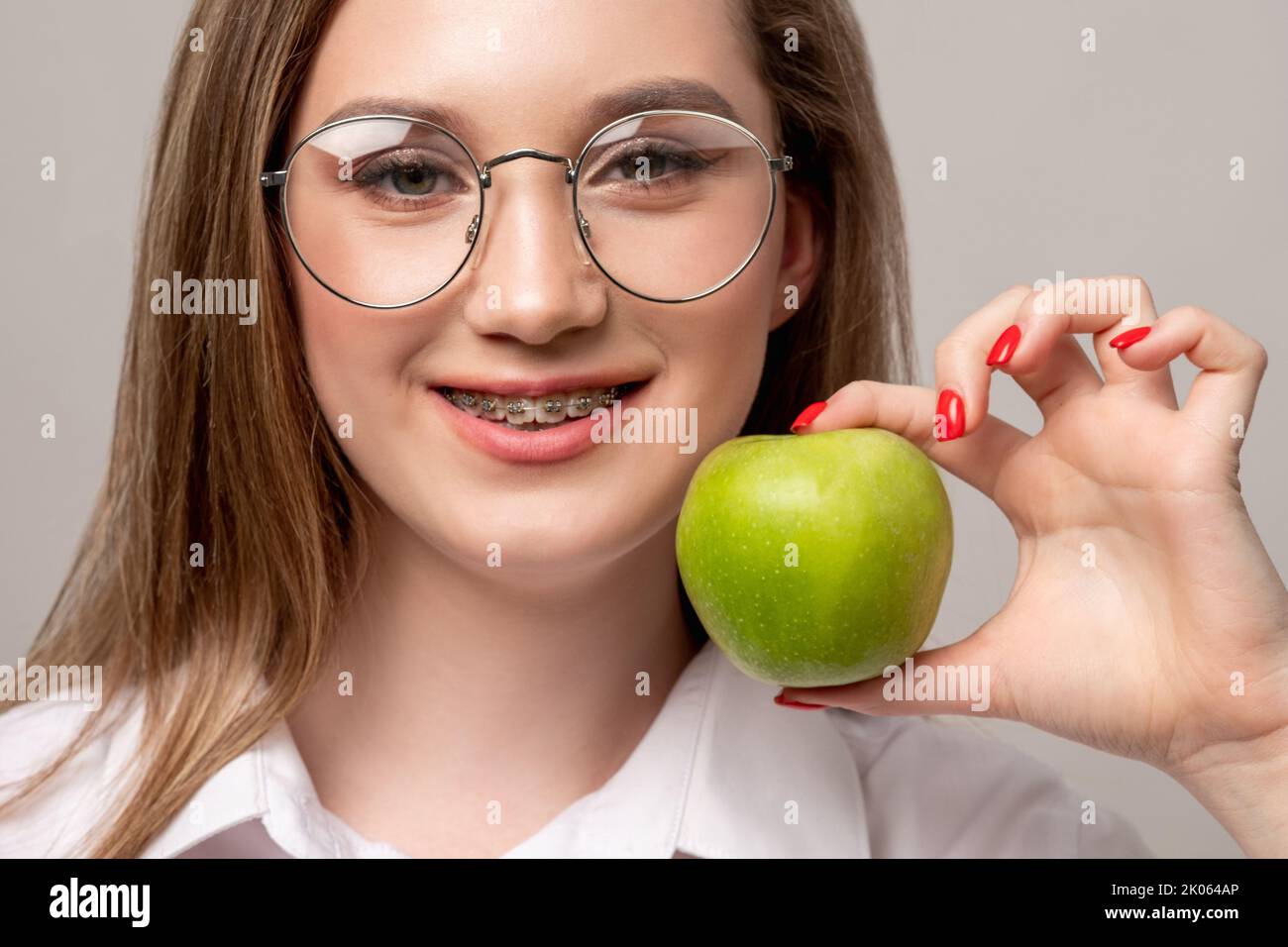 sana alimentazione detox dieta donna mela verde Foto Stock