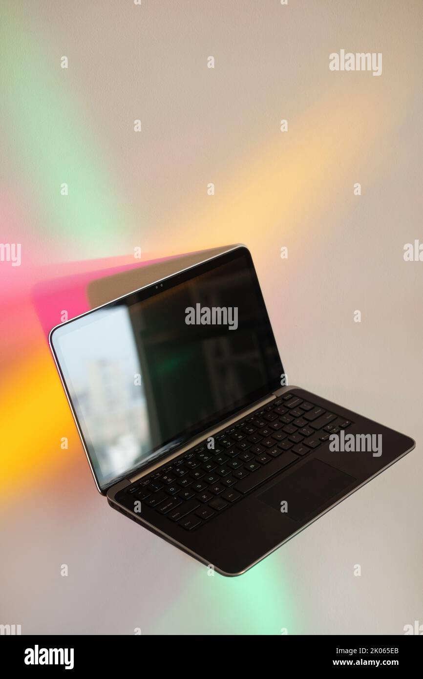 lavoro a distanza con tecnologia laptop aperta Foto Stock