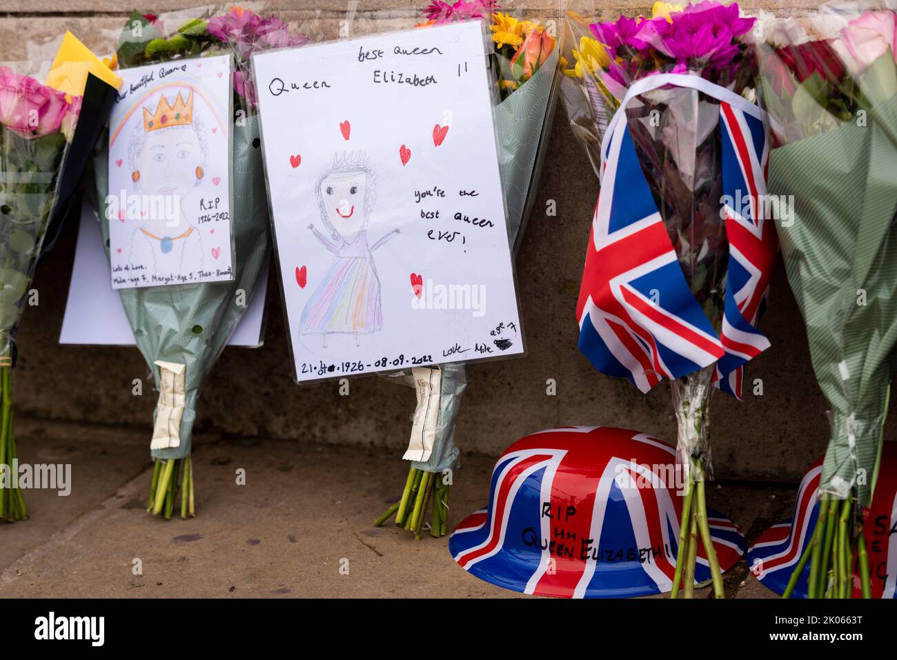 Westminster, Londra, Regno Unito. 10th Set, 2022. Dopo la morte della Regina il giovedì, i membri del pubblico hanno visitato Buckingham Palace per onorare il suo passaggio e per lasciare fiori, doni e messaggi Foto Stock