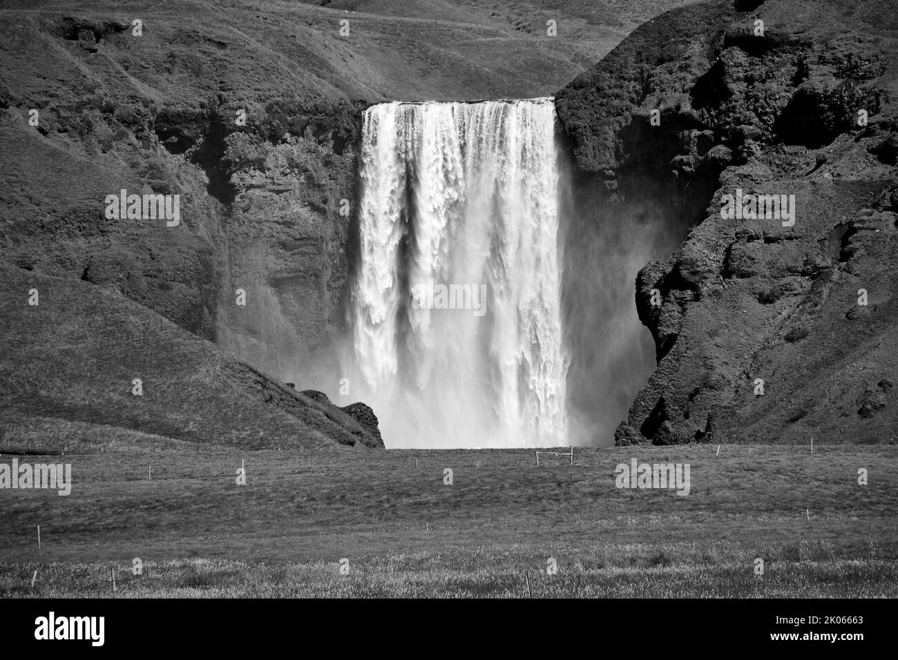 Cascata Skogafoss in bianco e nero, Islanda Foto Stock