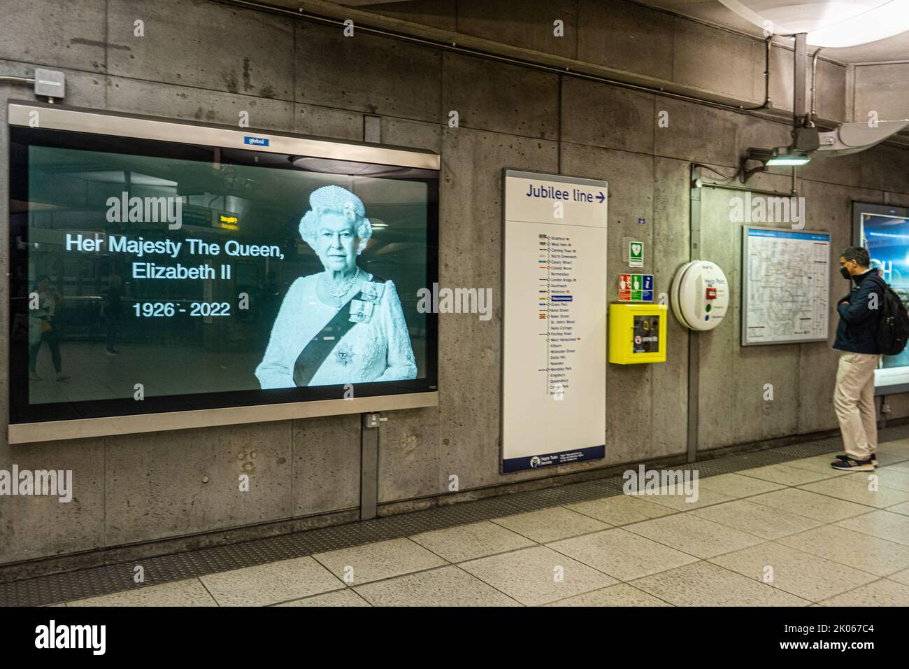 Londra Regno Unito. 9 settembre 2022. Un ritratto di HM Queen Elizabeth II, è esposto alla stazione della metropolitana di Westminster mentre la nazione inizia un periodo di lutto di 10 giorni. La regina Elisabetta II fu il più lungo monarca regnante della Gran Bretagna, che passò al Castello di Balmoral mercoledì 8 settembre all'età di 96 anni ed è successa al figlio re Carlo III . Credit amer Ghazzal/Alamy Live News Foto Stock