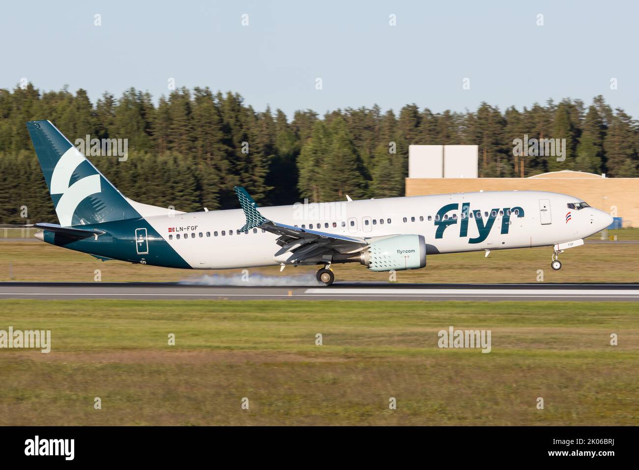 Un Boeing 737 MAX Flyr Airlines arriva all'aeroporto Gardermoen di Oslo in una serata di sole Foto Stock