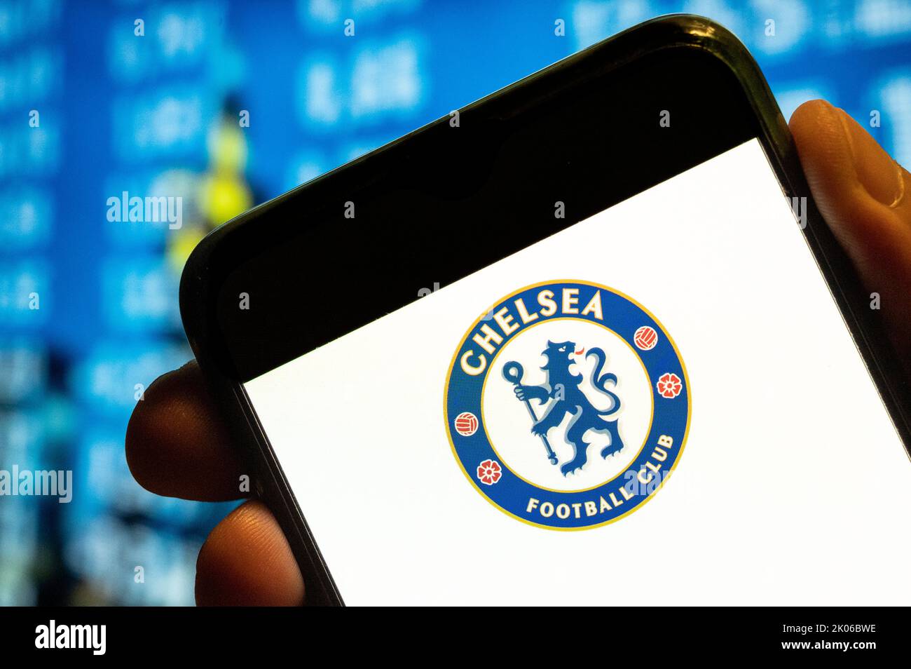 In questa foto, il logo del club calcistico professionale Chelsea Football Club viene visualizzato sullo schermo di uno smartphone. Foto Stock