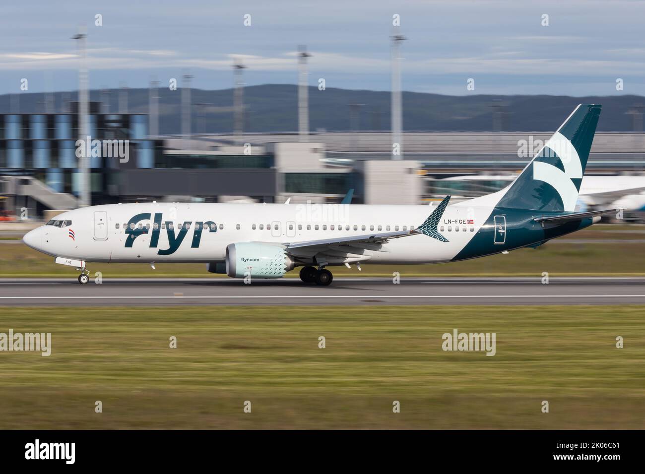 Un Boeing 737 MAX Flyr Airlines con partenza dall'aeroporto Gardermoen di Oslo per un altro volo Foto Stock