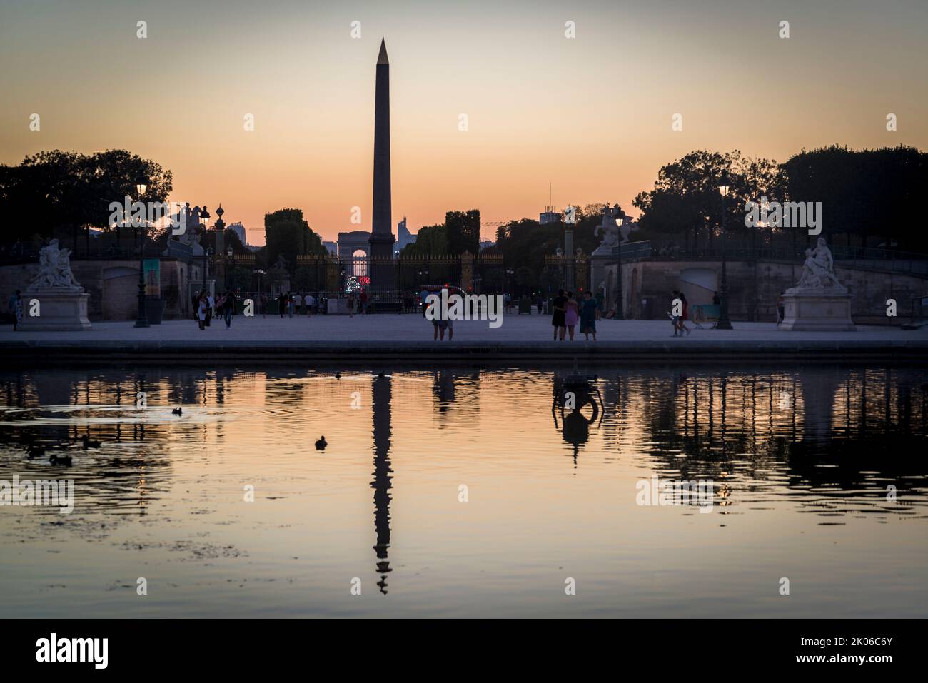 Bassin ottogonale, stagno ottogonale e obelisco egiziano al tramonto, Jardin des Tuileries, Parigi, Francia Foto Stock
