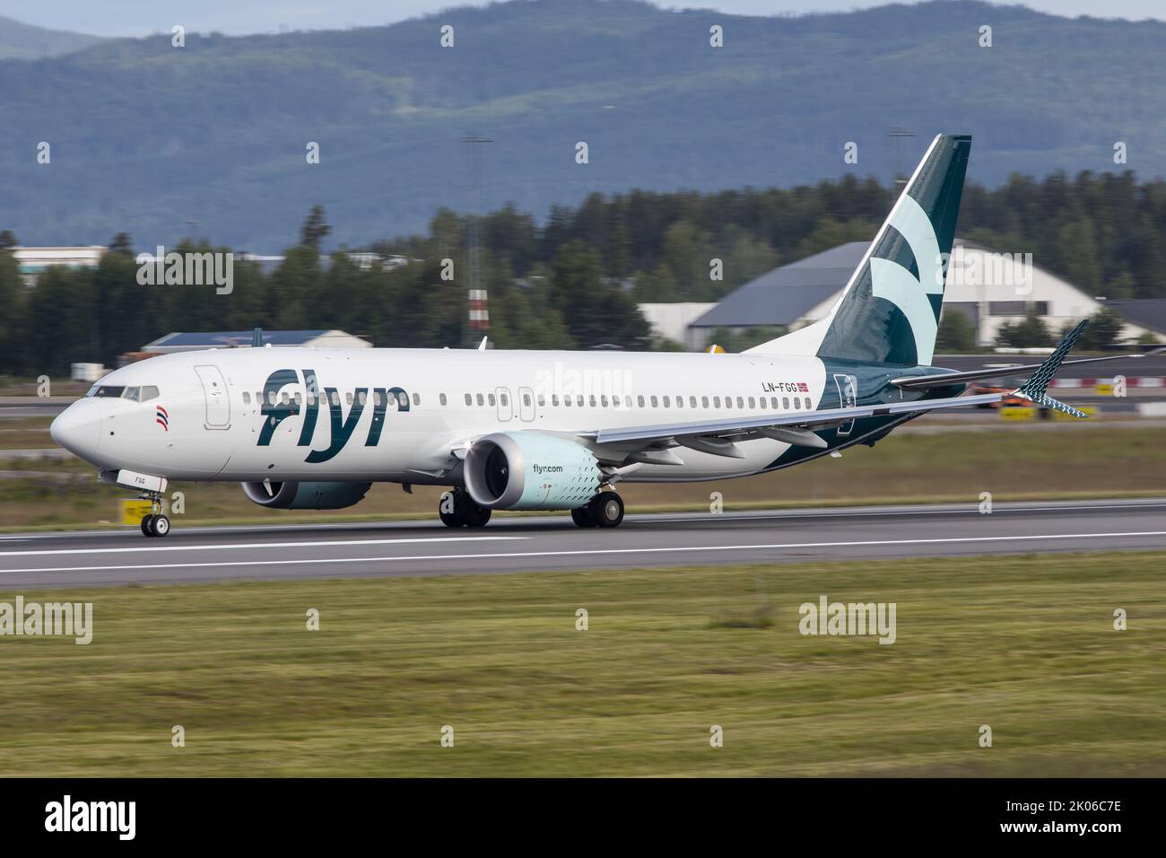 Un Boeing 737 MAX Flyr Airlines con partenza dall'aeroporto Gardermoen di Oslo per un altro volo Foto Stock