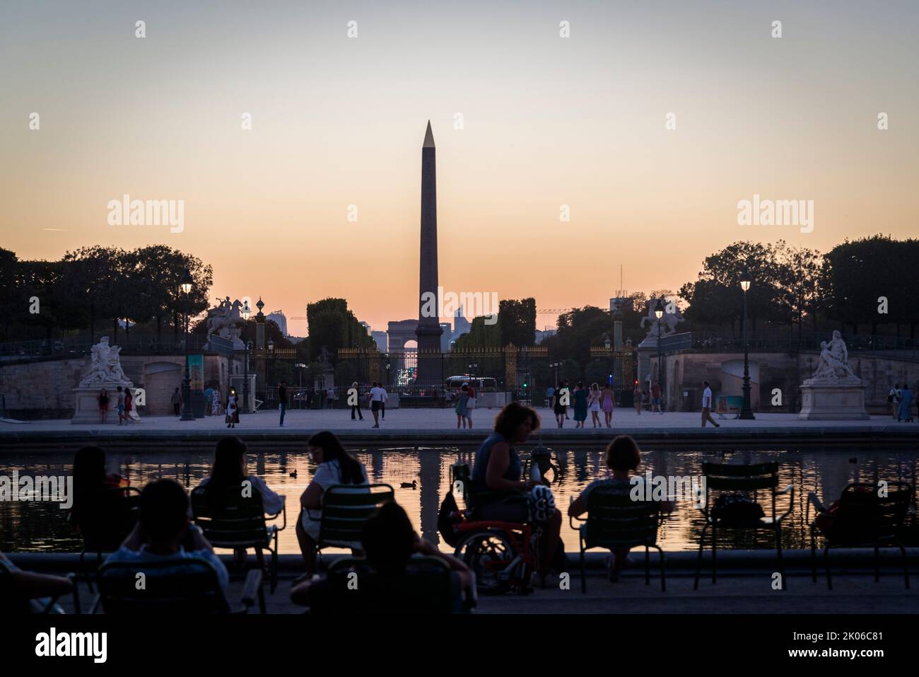 Bassin ottogonale, stagno ottogonale e obelisco egiziano al tramonto, Jardin des Tuileries, Parigi, Francia Foto Stock