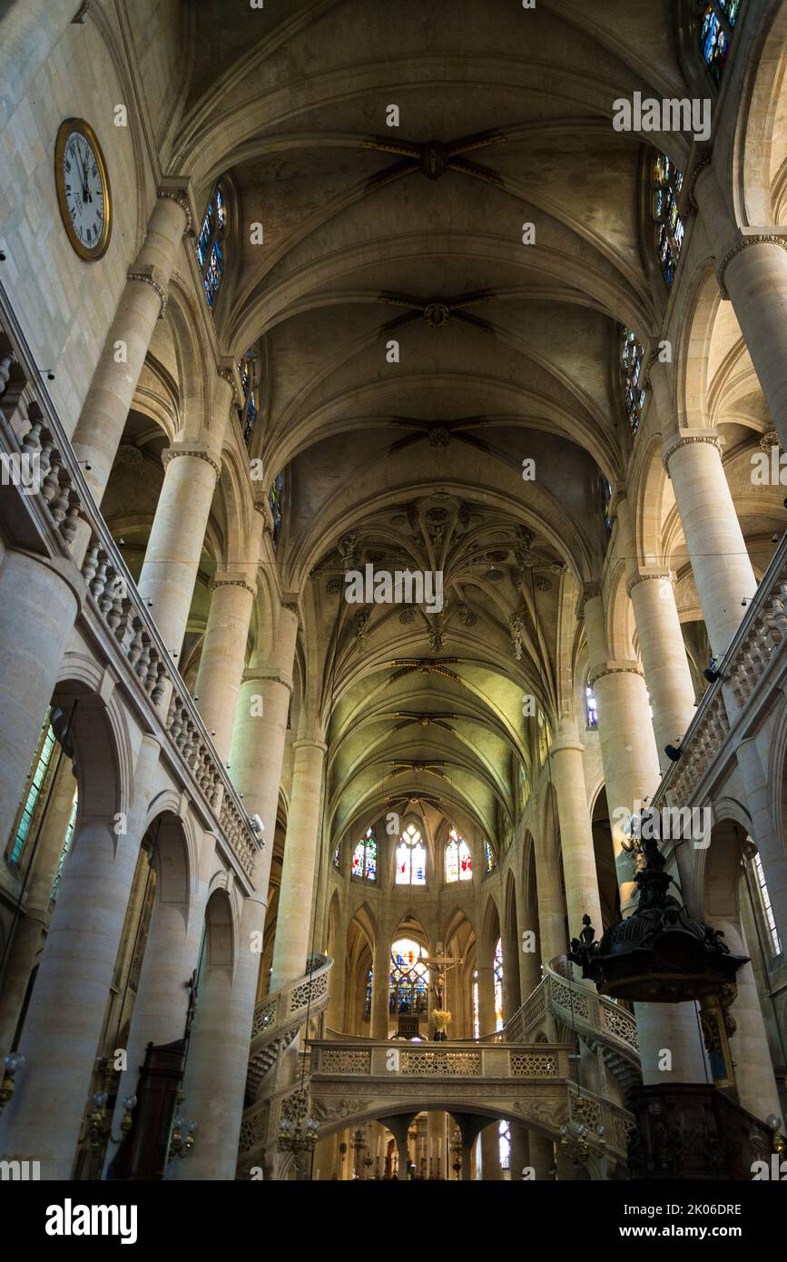 Navata e il Jubé, o schermo di Rood, Chiesa di Saint-Étienne-du-Mont, chiesa gotica che contiene il santuario di San Geneviève, il santo patrono di Parigi, Pa Foto Stock
