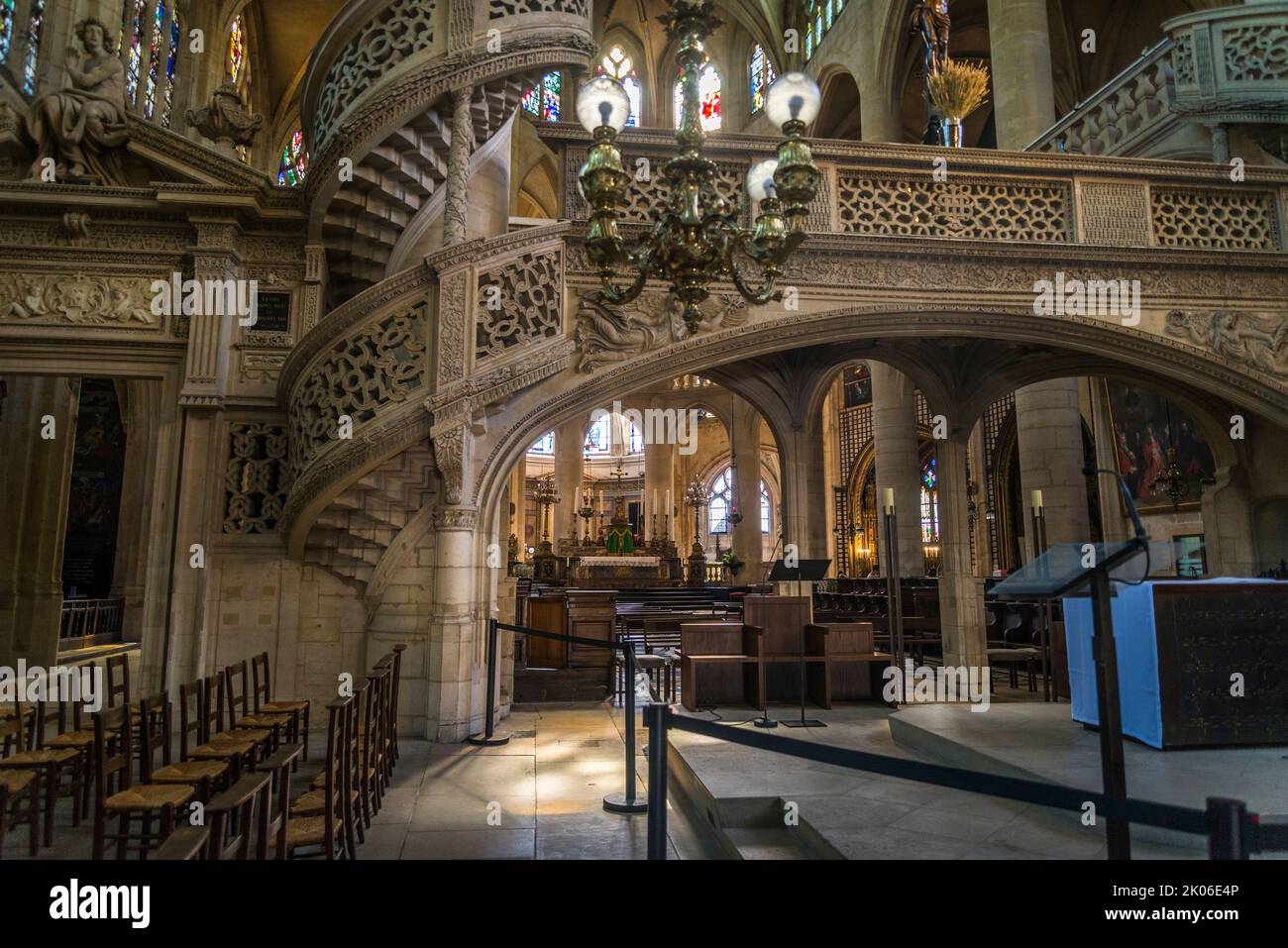 Il Jubé, o schermo di Rood, chiesa di Saint-Étienne-du-Mont, chiesa gotica che contiene il santuario di San Geneviève, il santo patrono di Parigi, Parigi, Fran Foto Stock
