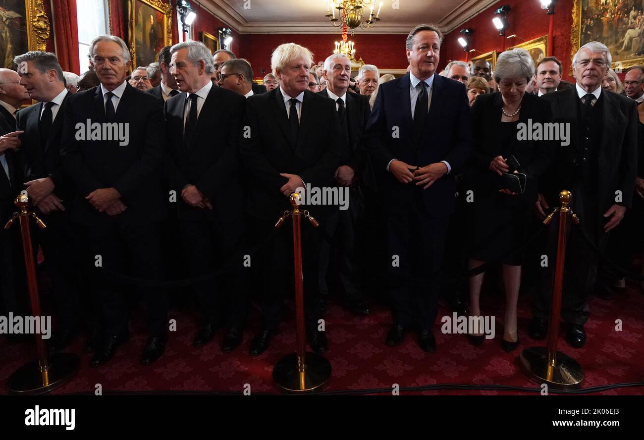 (Fronte sinistra-destra) il leader laburista Sir Keir Starmer, gli ex primi ministri Tony Blair, Gordon Brown, Boris Johnson, David Cameron, Theresa May e John Major prima della cerimonia del Consiglio di adesione al Palazzo di St James, Londra, dove Re Carlo III è formalmente proclamato monarca. Carlo divenne automaticamente Re alla morte della madre, ma il Consiglio di adesione, cui hanno partecipato Consiglieri privati, conferma il suo ruolo. Data immagine: Sabato 10 settembre 2022. Foto Stock