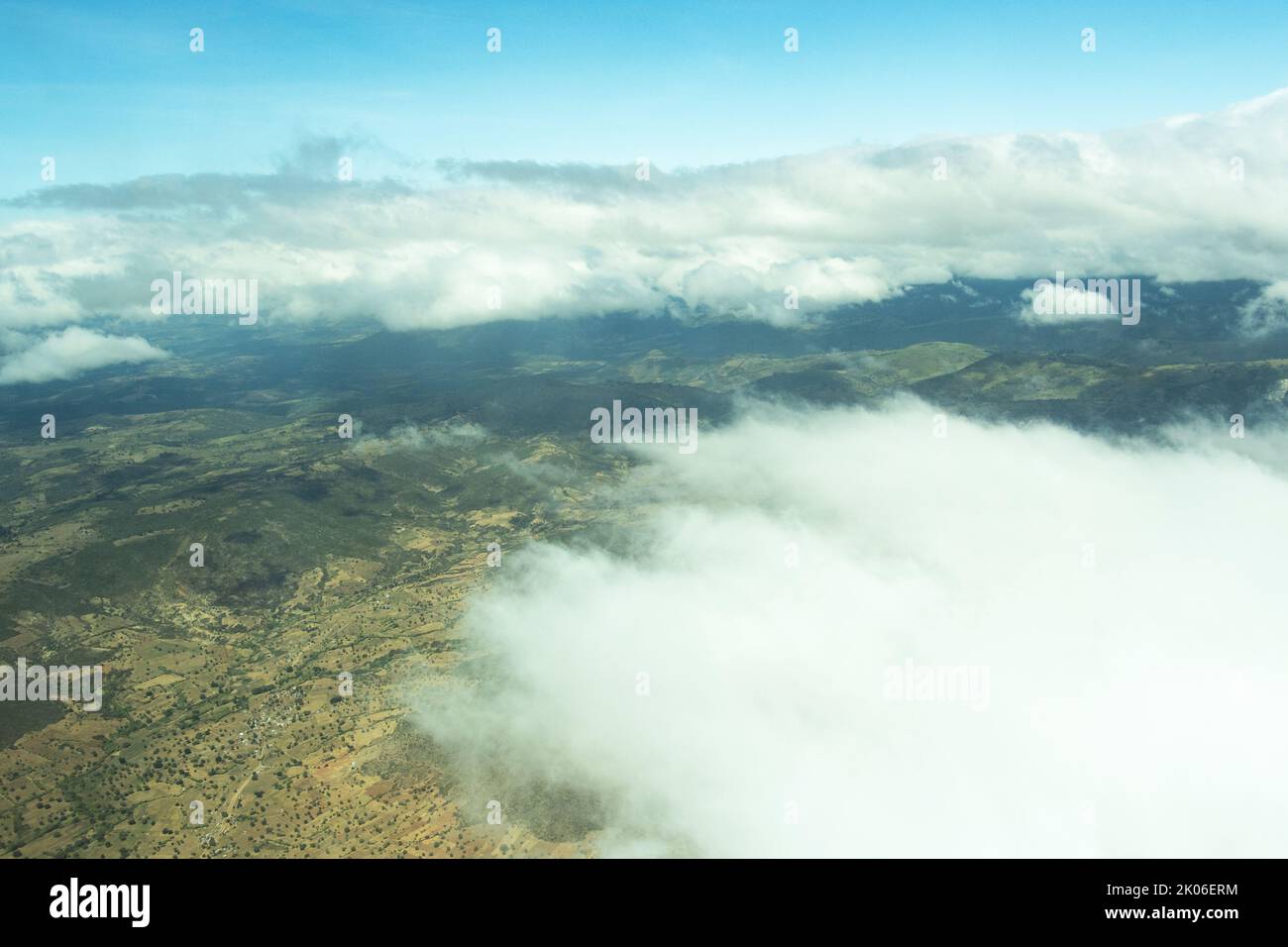 Le montagne meridionali sono un enorme blocco di faglia che fa parte della Rift Valley orientale. Bloccano l'aria calda umida offshore e causano la pioggia Foto Stock