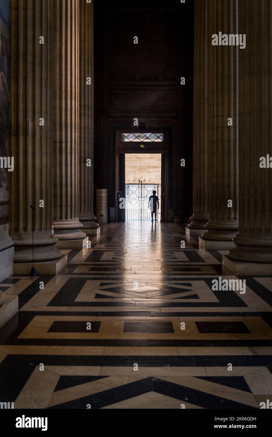 La figura silhouette, il Panthéon, un monumento neoclassico che è dopo la Rivoluzione francese utilizzato come mausoleo per i resti di distinto Frenc Foto Stock