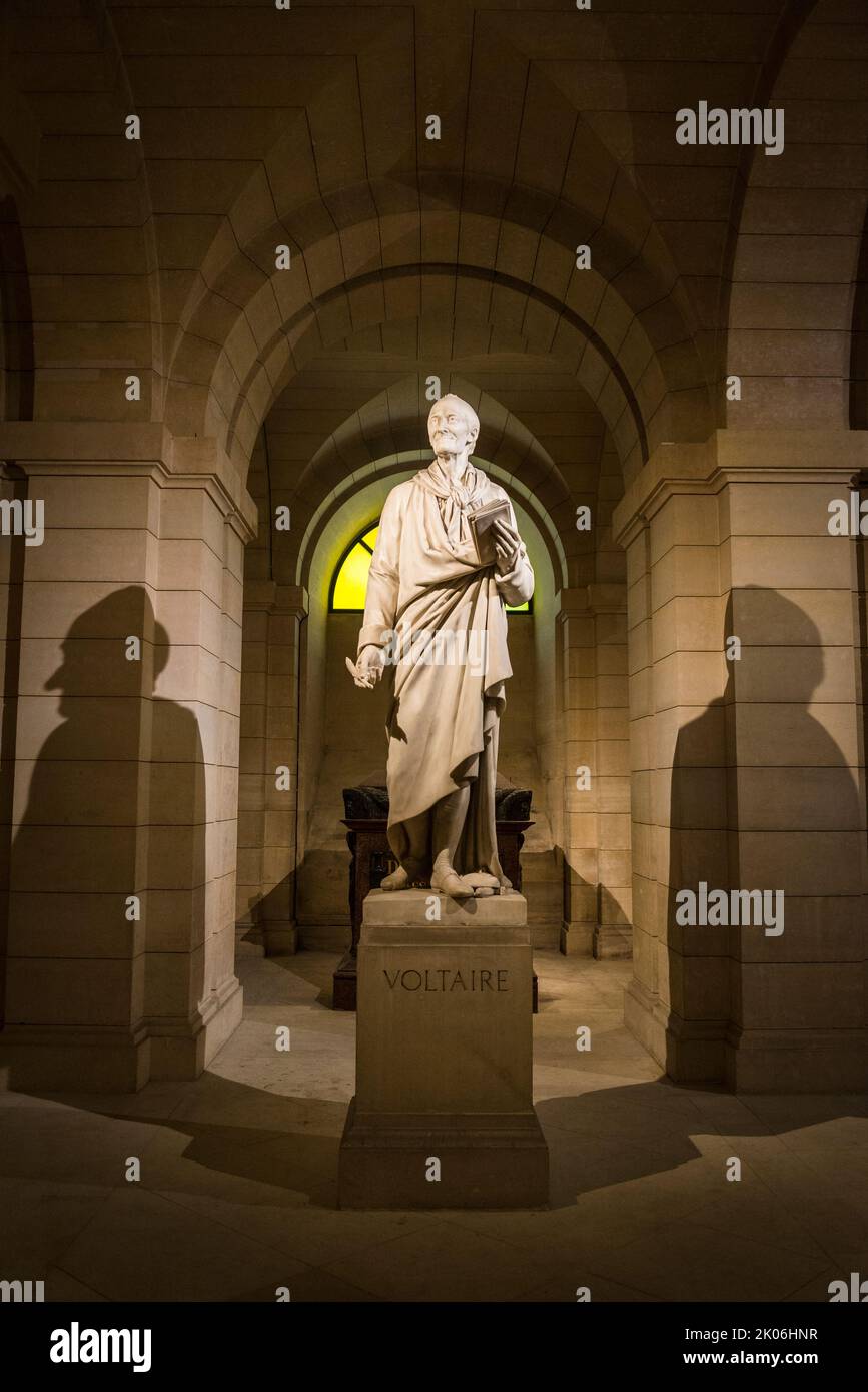 Tomba e statua di Voltaire, il Panthéon, un monumento neoclassico che è dal momento della Rivoluzione francese utilizzato come mausoleo per i resti di distinguis Foto Stock