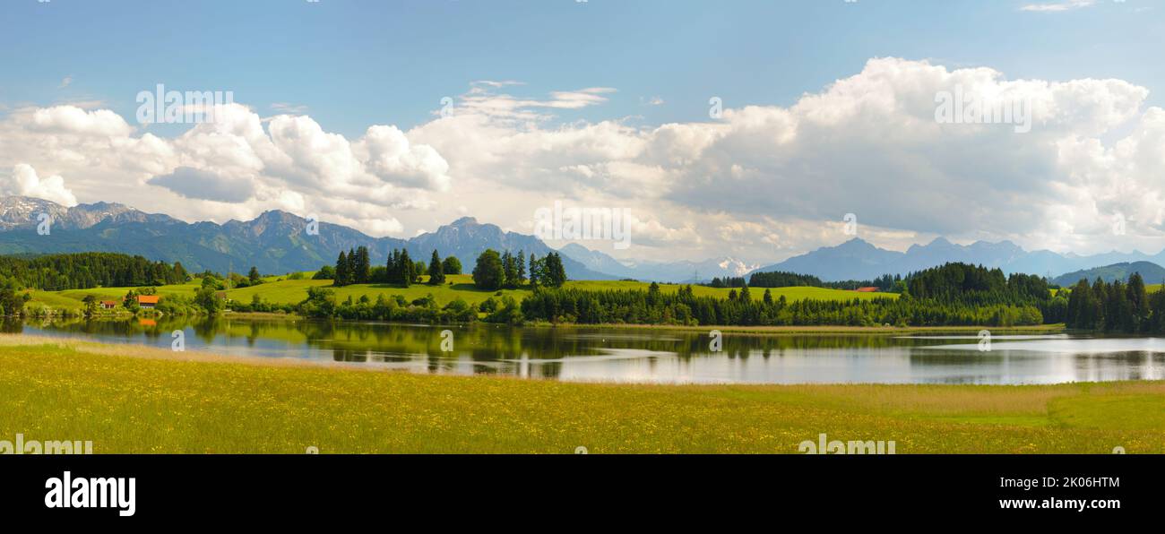 bellissimo paesaggio con lago in natura Foto Stock