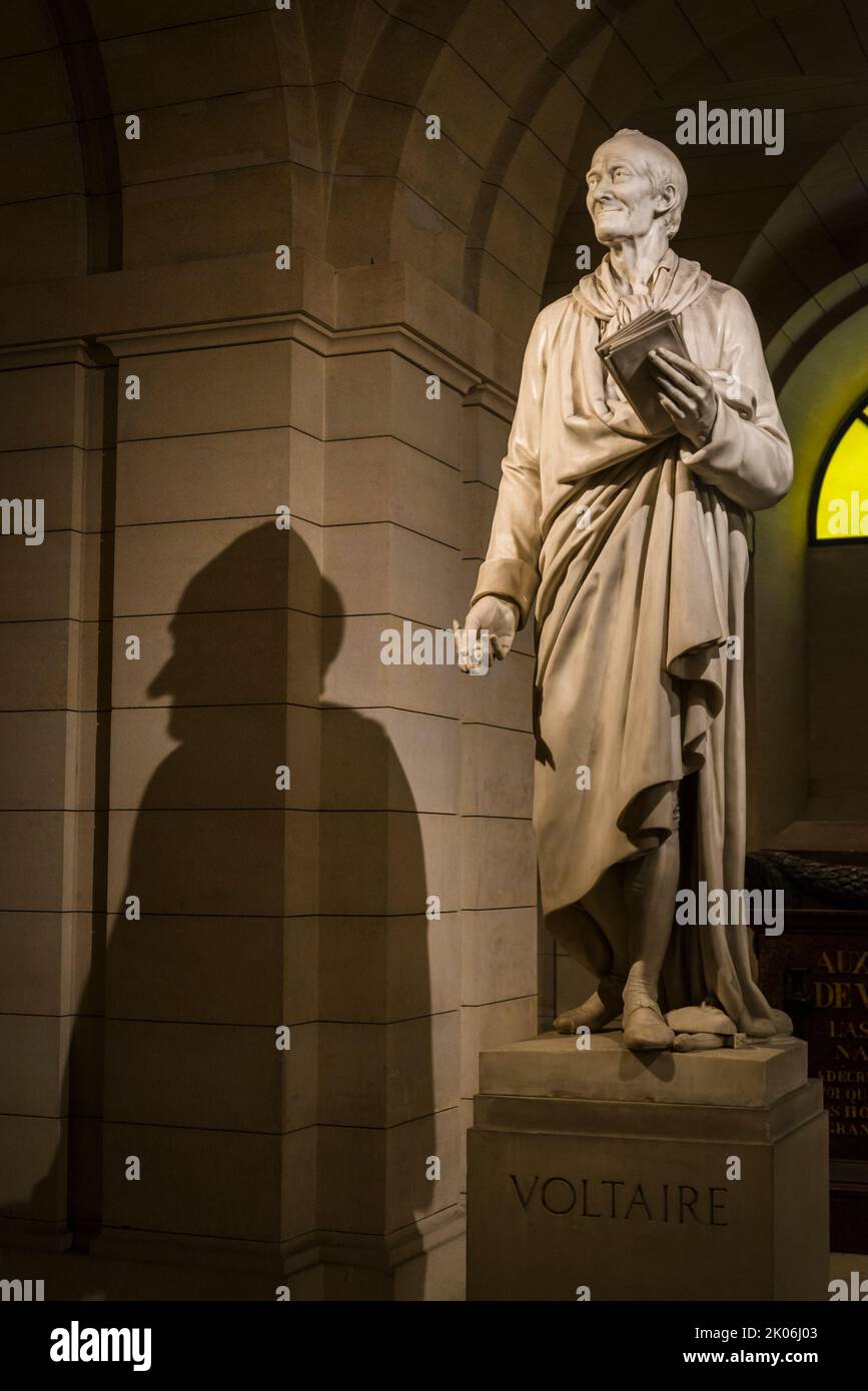 Tomba e statua di Voltaire, il Panthéon, un monumento neoclassico che è dal momento della Rivoluzione francese utilizzato come mausoleo per i resti di distinguis Foto Stock