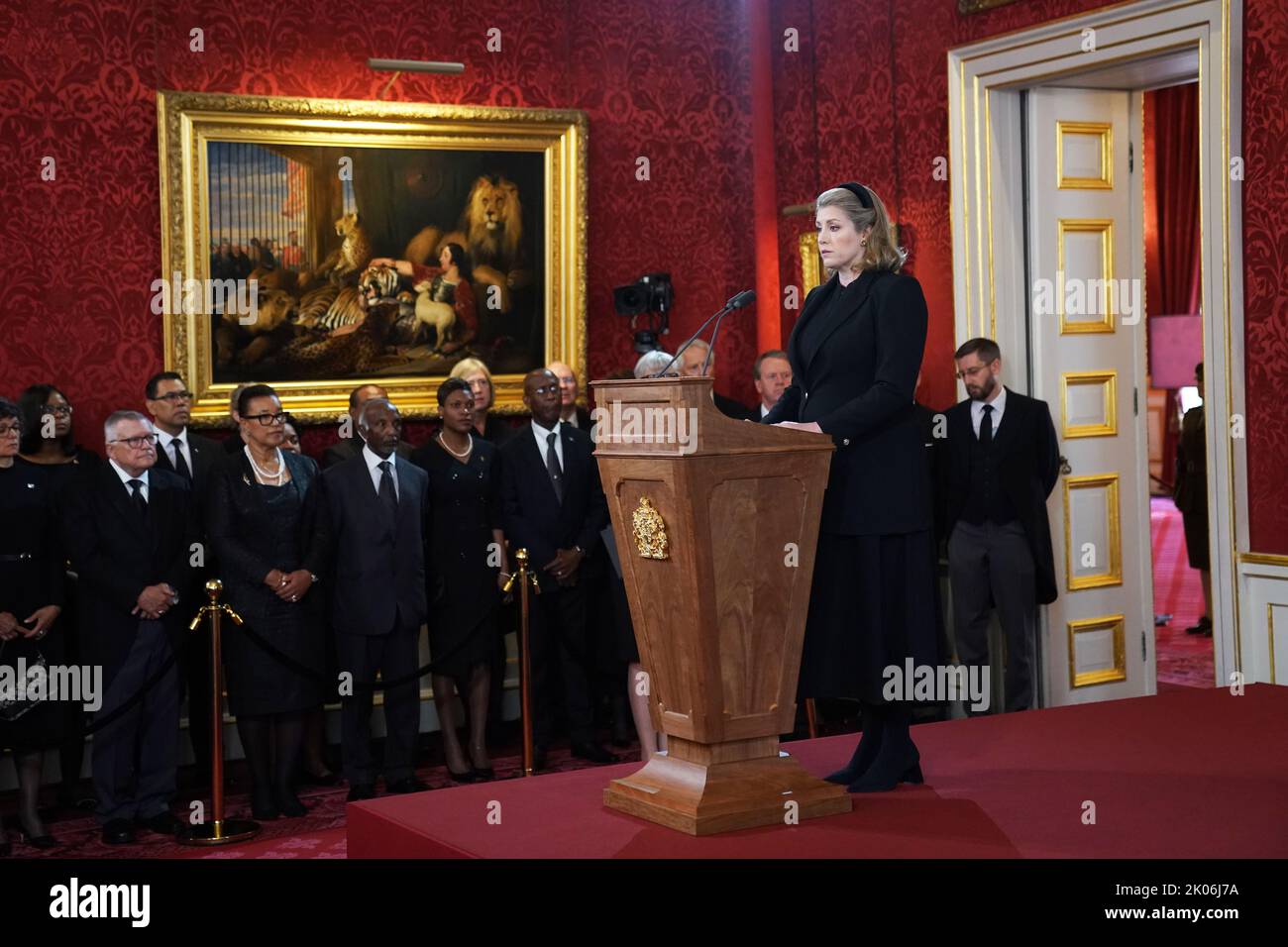 Signore Presidente del Consiglio Penny Mordaunt durante la cerimonia del Consiglio di adesione a St James's Palace, Londra, dove Re Carlo III è formalmente proclamato monarca. Carlo divenne automaticamente Re alla morte della madre, ma il Consiglio di adesione, cui hanno partecipato Consiglieri privati, conferma il suo ruolo. Data immagine: Sabato 10 settembre 2022. Foto Stock