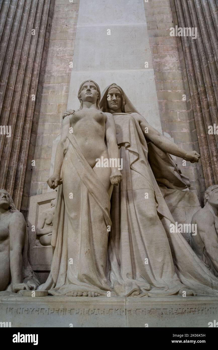 Scultura a Diderot e gli Enciclopedidisti (1925) nel Panthéon, un monumento neoclassico che è stato utilizzato fin dalla Rivoluzione francese come mausoleo per Foto Stock