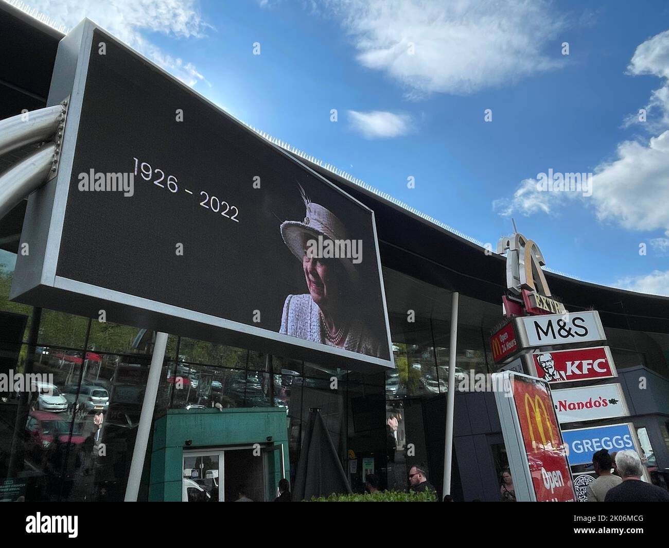 Le stazioni di servizio in tutto il paese mostrano cartelli/schermi come omaggio alla Regina come il periodo di lutto per la Regina comincia. La foto mostra Beaconsfield Services sulla M40. Foto Stock