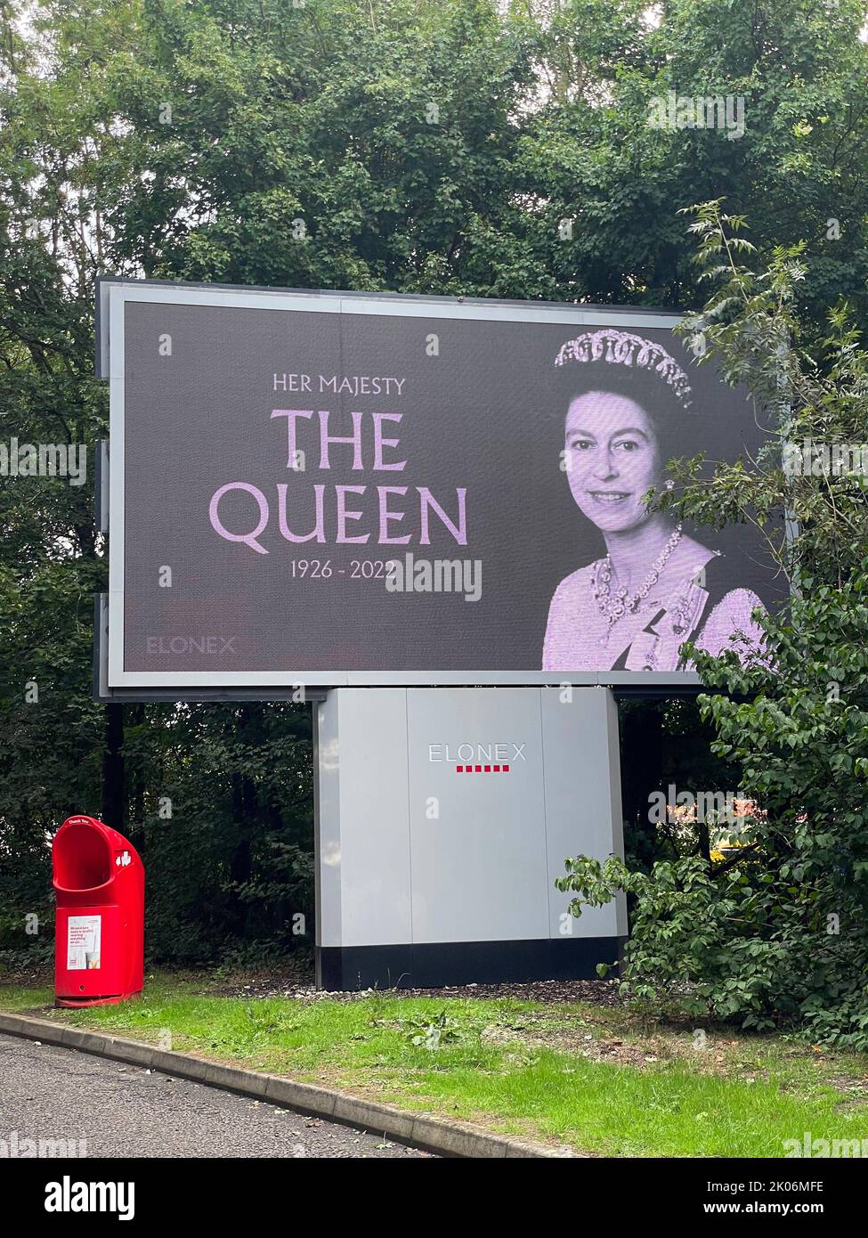 Le stazioni di servizio in tutto il paese mostrano cartelli/schermi come omaggio alla Regina come il periodo di lutto per la Regina comincia. La foto mostra i servizi di Clacket Lane sulla M25. Foto Stock