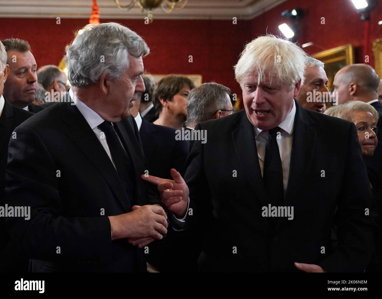 Gli ex primi Ministri Gordon Brown (a sinistra) e Boris Johnson durante la cerimonia del Consiglio di adesione al St James's Palace, Londra, dove Re Carlo III è formalmente proclamato monarca. Carlo divenne automaticamente Re alla morte della madre, ma il Consiglio di adesione, cui hanno partecipato Consiglieri privati, conferma il suo ruolo. Data immagine: Sabato 10 settembre 2022. Foto Stock