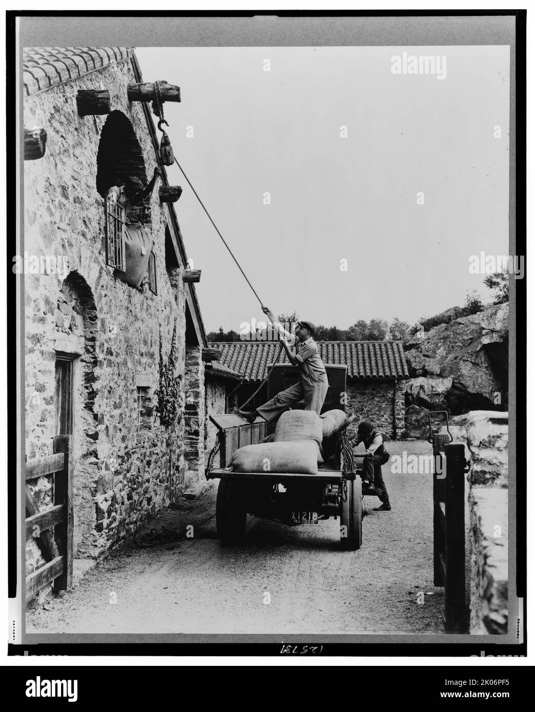 "Surprise Valley Farm", Arthur Curtiss James Property, Beacon Hill Road, Newport, Rhode Island., 1917. Tenuta progettata nel 1914 da Grosvenor Atterbury per il magnate della ferrovia Arthur Curtiss James. L'architettura si ispira a un villaggio della Svizzera italiana. Foto Stock