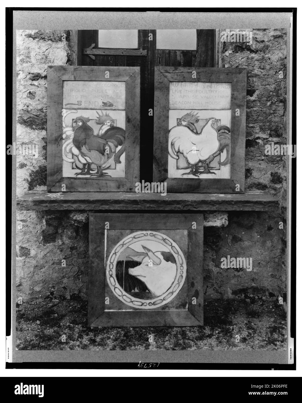 "Surprise Valley Farm", Arthur Curtiss James Property, Beacon Hill Road, Newport, Rhode Island, 1917. Due murales di polli e uno di maiale, probabilmente di Joseph Lindon Smith. Tenuta progettata nel 1914 da Grosvenor Atterbury per il magnate della ferrovia Arthur Curtiss James. L'architettura si ispira a un villaggio della Svizzera italiana. Foto Stock