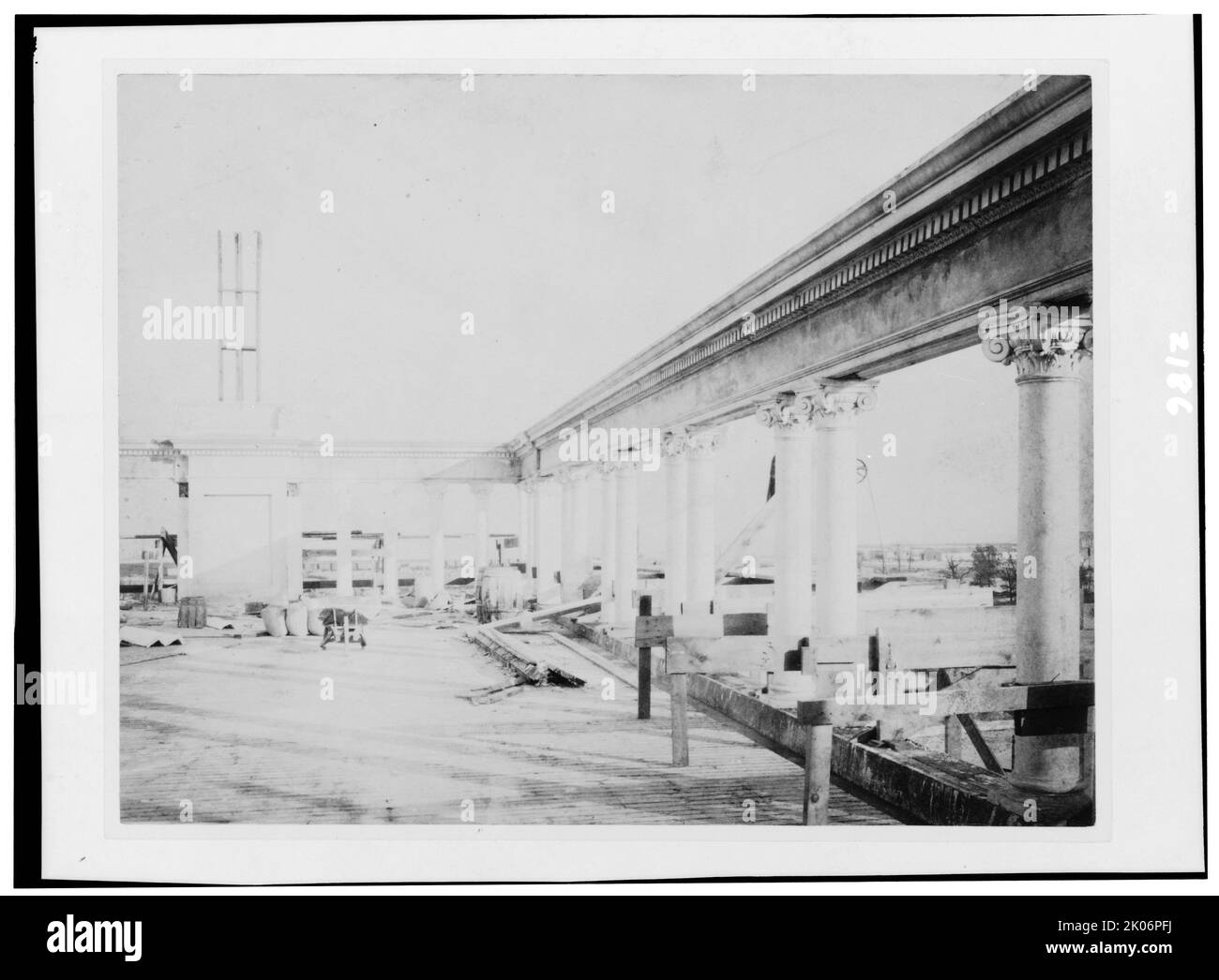 Interno del Woman's Building all'esposizione colombiana del mondo, in costruzione, 1891 o 1892. (Progettato e costruito per la World's Columbian Exposition tenutasi a Chicago nel 1893. Le donne attiviste di Chicago hanno fatto pressione per fare della loro città il luogo della fiera mondiale e hanno chiesto un posto ufficiale per le donne nella pianificazione e nelle mostre alla fiera). Foto Stock