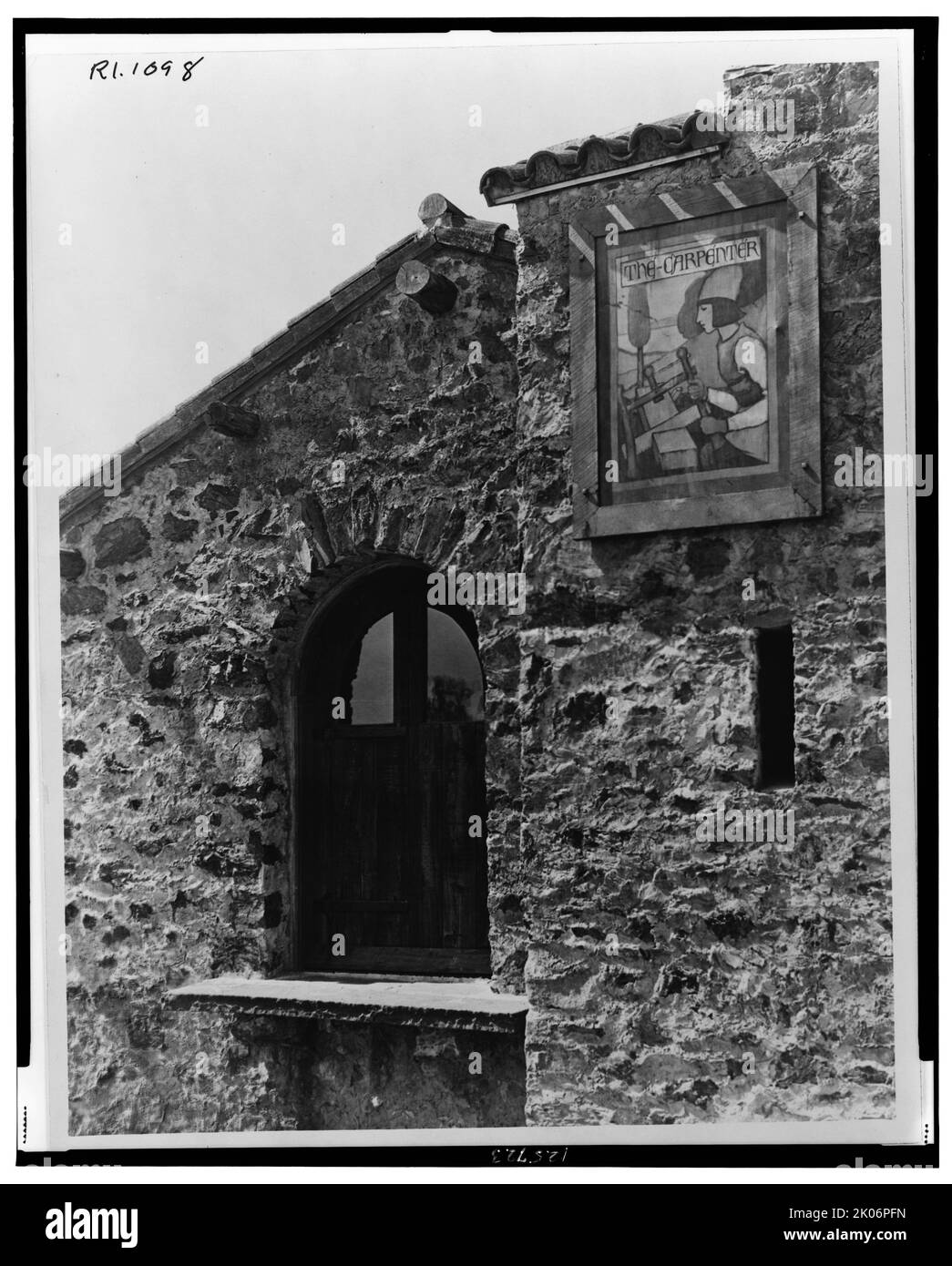 "Surprise Valley Farm", Arthur Curtiss James Property, Beacon Hill Road, Newport, Rhode Island., 1917. Murale del falegname rinascimentale di Joseph Lindon Smith. Tenuta progettata nel 1914 da Grosvenor Atterbury per il magnate della ferrovia Arthur Curtiss James. L'architettura si ispira a un villaggio della Svizzera italiana. Foto Stock