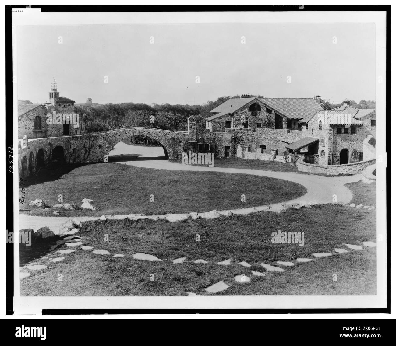 "Surprise Valley Farm", Arthur Curtiss James Property, Beacon Hill Road, Newport, Rhode Island, 1917. Tenuta progettata nel 1914 da Grosvenor Atterbury per il magnate della ferrovia Arthur Curtiss James. L'architettura si ispira a un villaggio della Svizzera italiana. Foto Stock