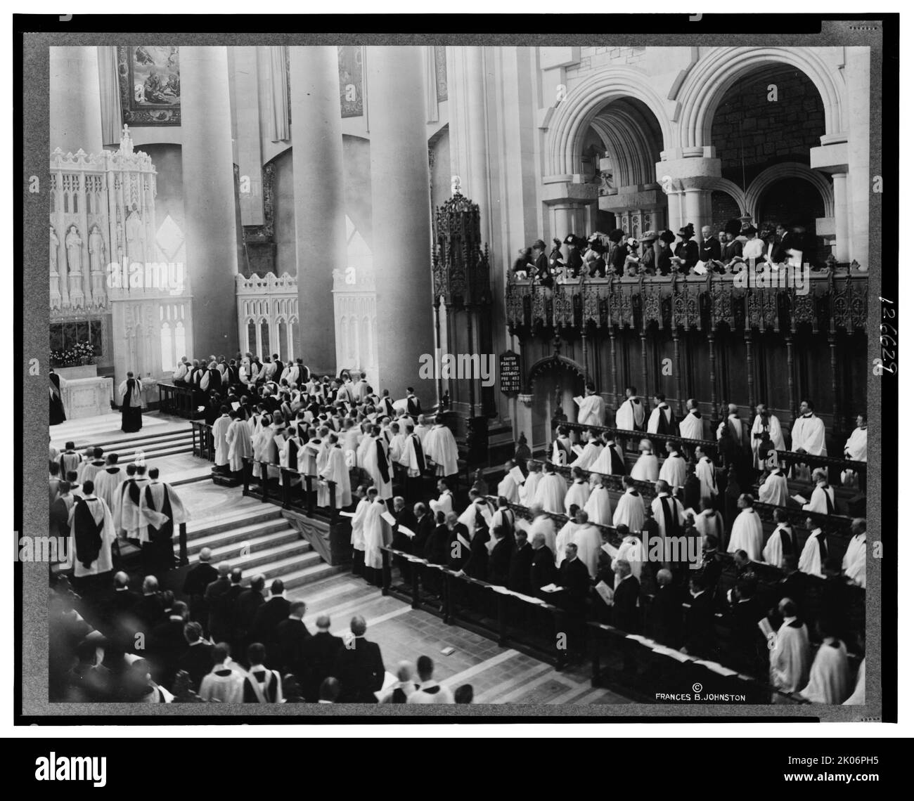 Consacrazione del coro e delle due cappelle della Cattedrale di San Giovanni Divino, c1911. Persone in piedi in chiesa. Foto Stock