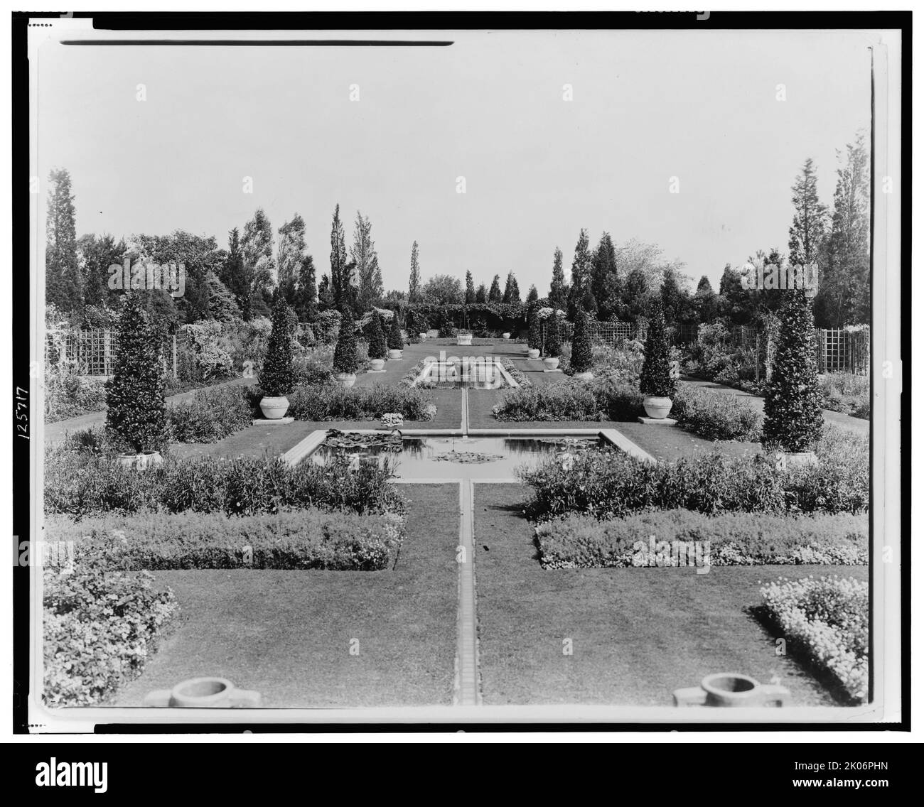 "Beacon Hill House", Arthur Curtiss James House, Beacon Hill Road, Newport, Rhode Island., 1917. Casa progettata nel 1910 da John Mead Howells e Isaac Newton Phelps Stokes per la ferrovia magnate Arthur Curtiss James. I giardini erano curati con giardini italiani. Foto Stock