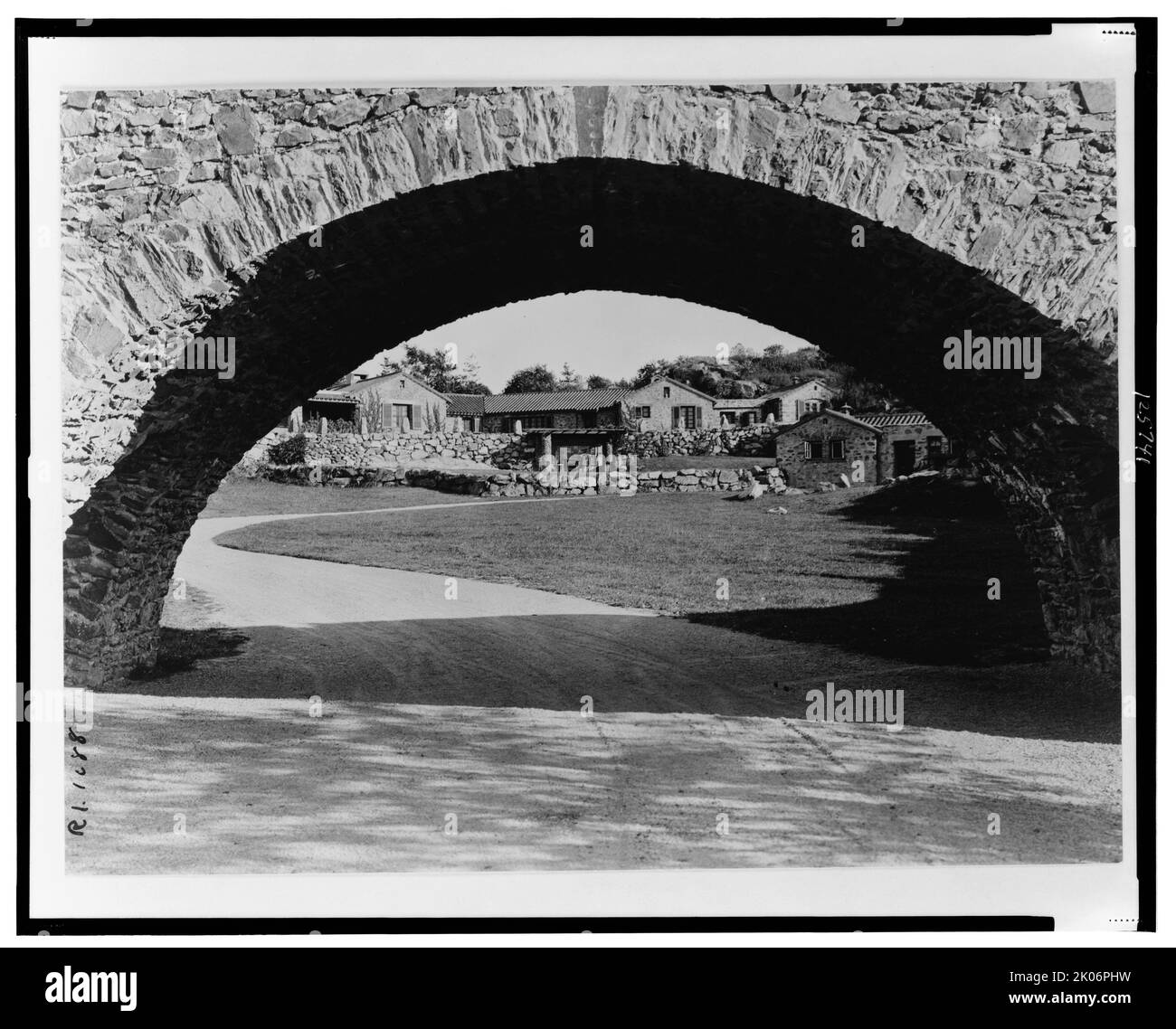 "Surprise Valley Farm", Arthur Curtiss James Property, Beacon Hill Road, Newport, Rhode Island, 1917. Vista del ponte di pietra vestito. Tenuta progettata nel 1914 da Grosvenor Atterbury per il magnate della ferrovia Arthur Curtiss James. L'architettura si ispira a un villaggio della Svizzera italiana. Foto Stock