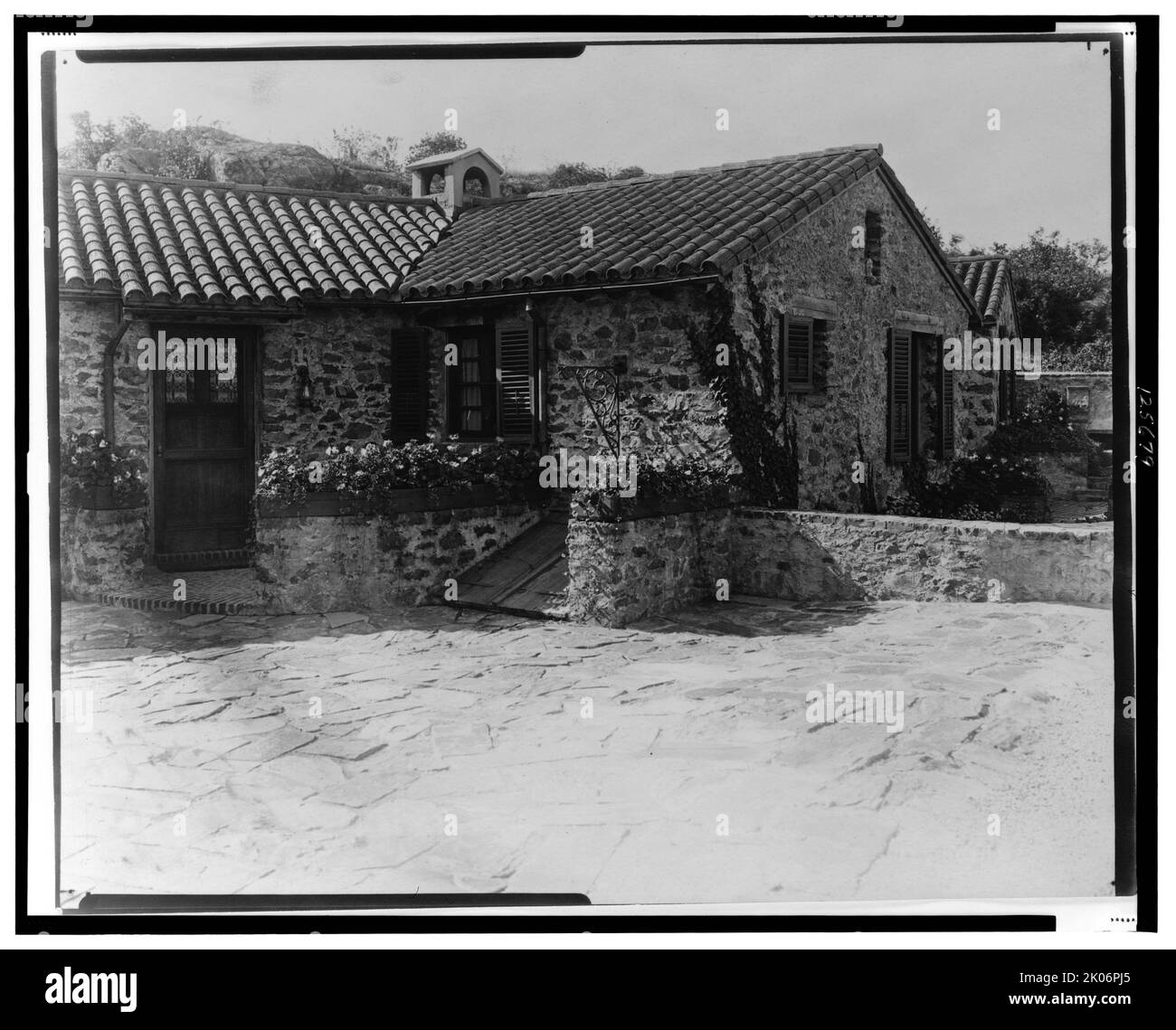 "Surprise Valley Farm", Arthur Curtiss James Property, Beacon Hill Road, Newport, Rhode Island, 1917. Tenuta progettata nel 1914 da Grosvenor Atterbury per il magnate della ferrovia Arthur Curtiss James. L'architettura si ispira a un villaggio della Svizzera italiana. Foto Stock