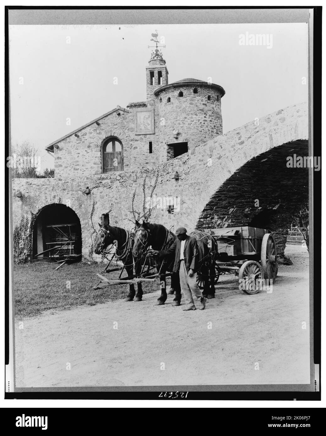 "Surprise Valley Farm", Arthur Curtiss James Property, Beacon Hill Road, Newport, Rhode Island, 1917. Tenuta progettata nel 1914 da Grosvenor Atterbury per il magnate della ferrovia Arthur Curtiss James. L'architettura si ispira a un villaggio della Svizzera italiana. Foto Stock